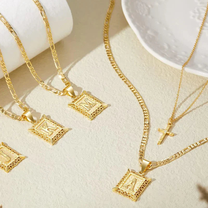 Conjunto de collar con cruz e iniciales | Oro