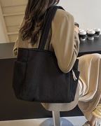 Tilda – Borsa a spalla a coste con dettaglio a coulisse
