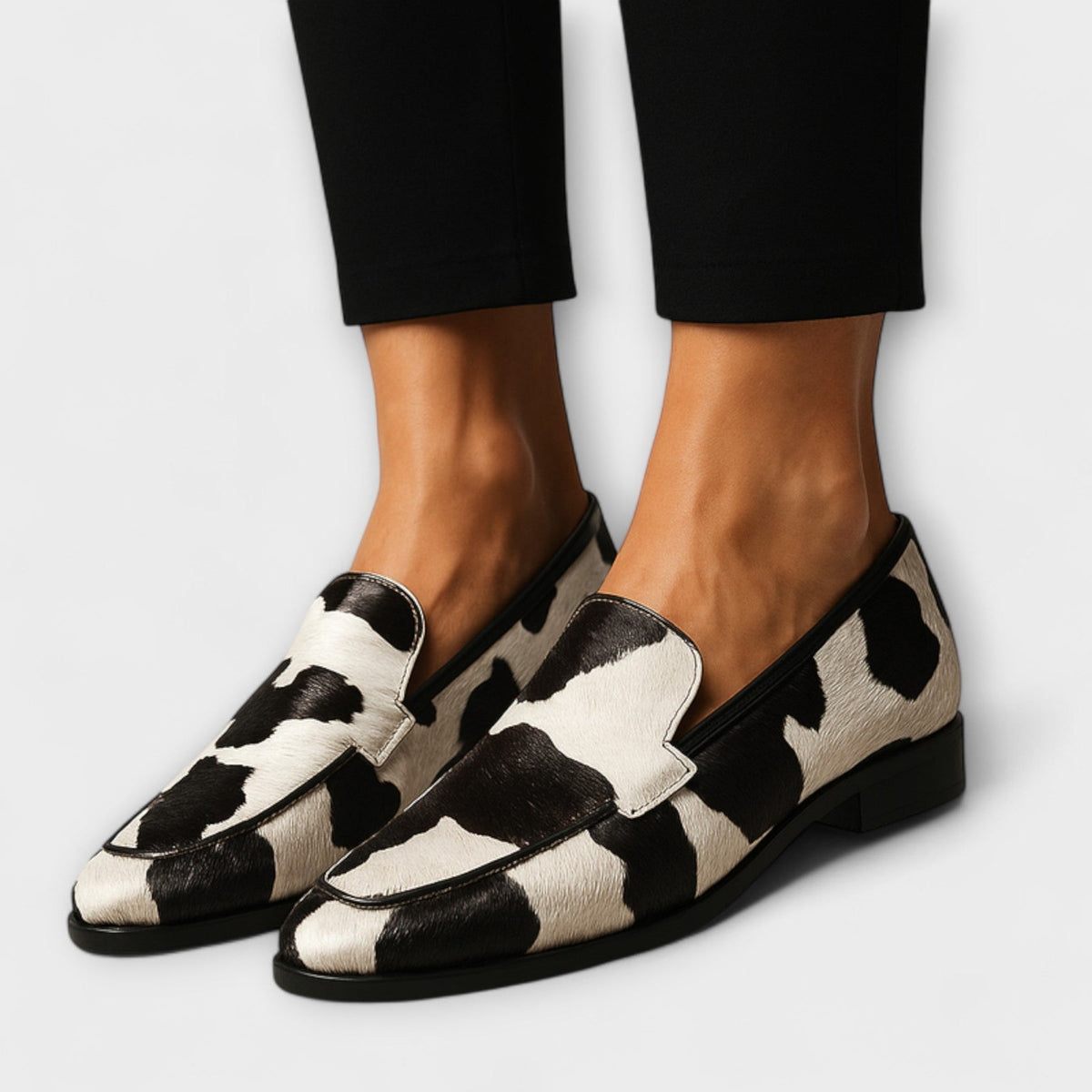 Bibiana™ | Mocassino con Stampa Mucca e Nappe