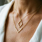 Elegante collana con pendente geometrico a forma di V