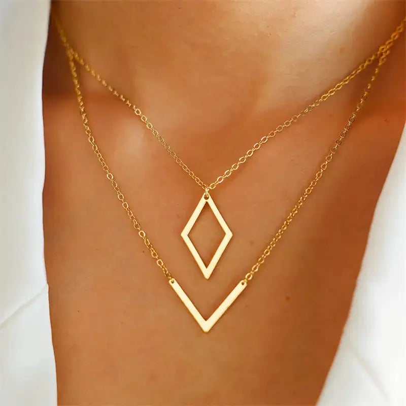Elegante collana con pendente geometrico a forma di V