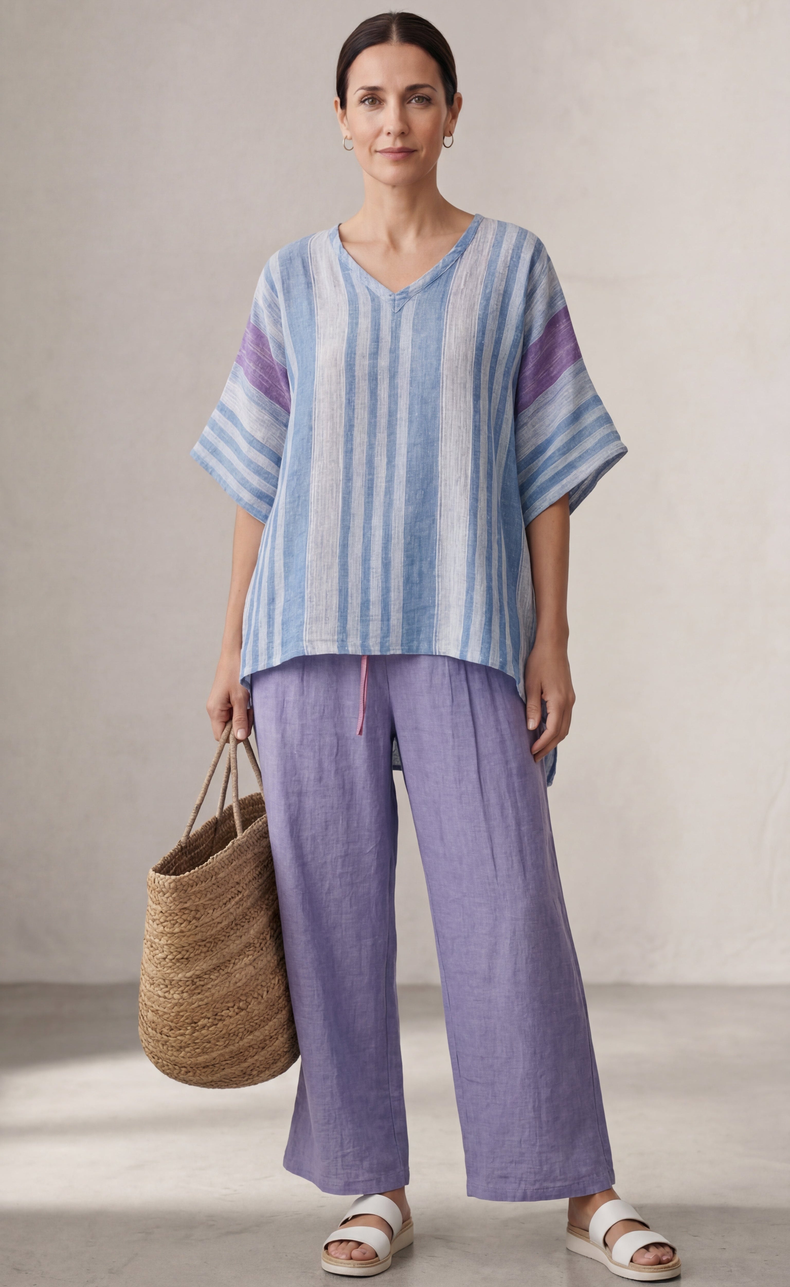 Carlotta – Top elegante color lavanda e azzurro cielo con pantaloni in lino