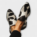 Bibiana™ | Mocassino con Stampa Mucca e Nappe