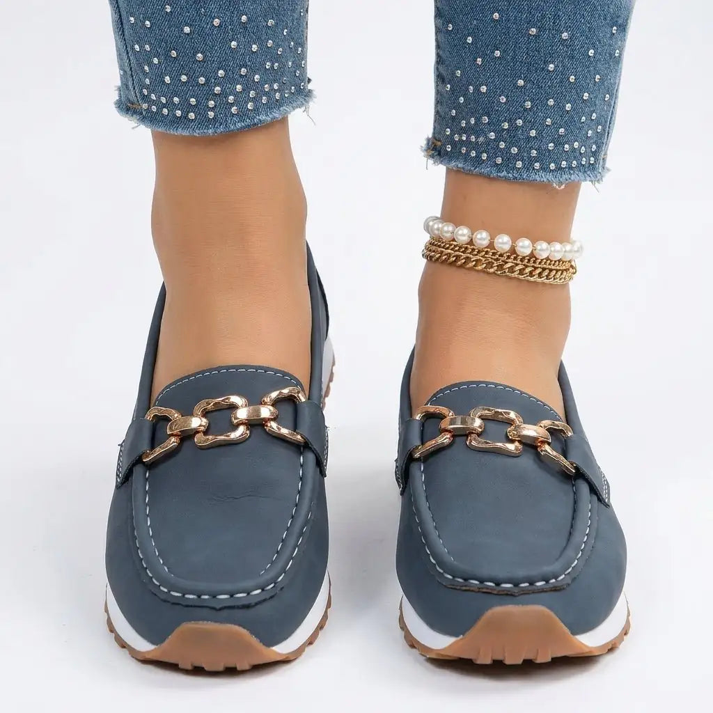 Chiara Azzurra | El mocasín azul que conquista a cada paso - LUVOR