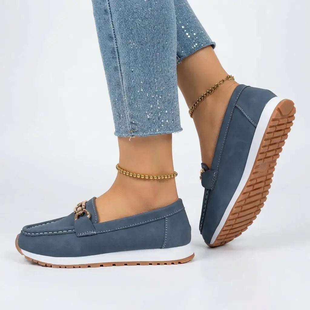Chiara Azzurra | El mocasín azul que conquista a cada paso - LUVOR