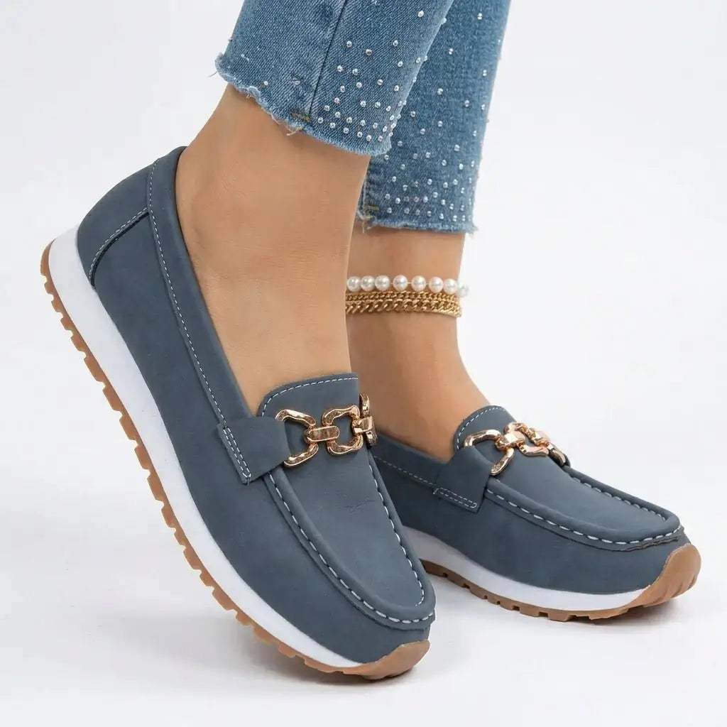 Chiara Azzurra | El mocasín azul que conquista a cada paso - LUVOR