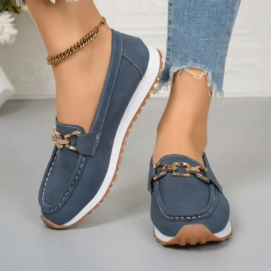 Chiara Azzurra | El mocasín azul que conquista a cada paso - LUVOR