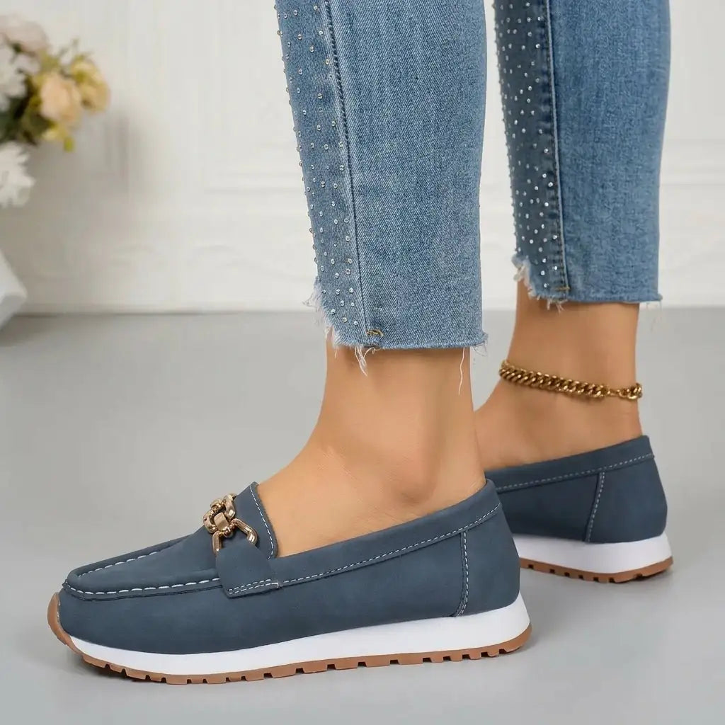 Chiara Azzurra | El mocasín azul que conquista a cada paso - LUVOR