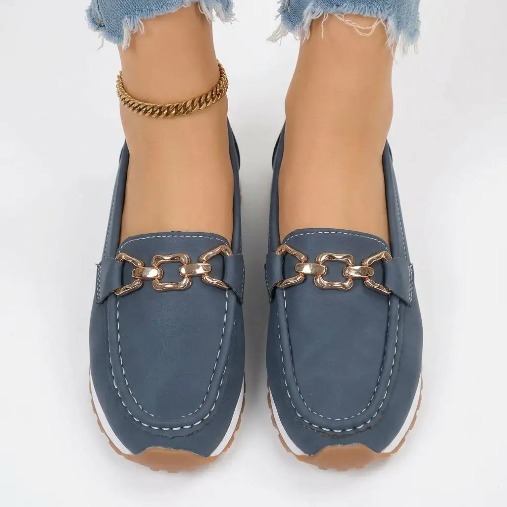 Chiara Azzurra | El mocasín azul que conquista a cada paso - LUVOR