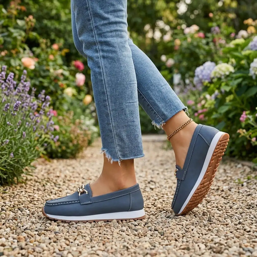 Chiara Azzurra | El mocasín azul que conquista a cada paso - LUVOR